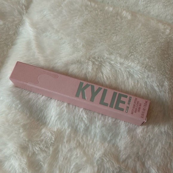 KYLIE~Kylie Jenner~Matte Liquid Lipstick in 820 another day another nude - Picture 1 of 3